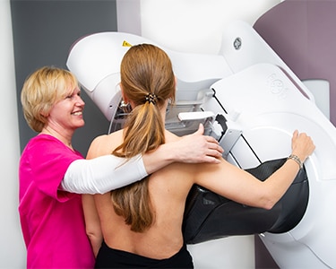 Mammographieuntersuchung mit Patientin, dosisarme Senographe Pristina